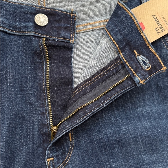 NEW LEVI’S 711 PLUS SIZE SKINNY MID RISE DESTRUCTED ANKLE JEANS - Picture 8 of 14